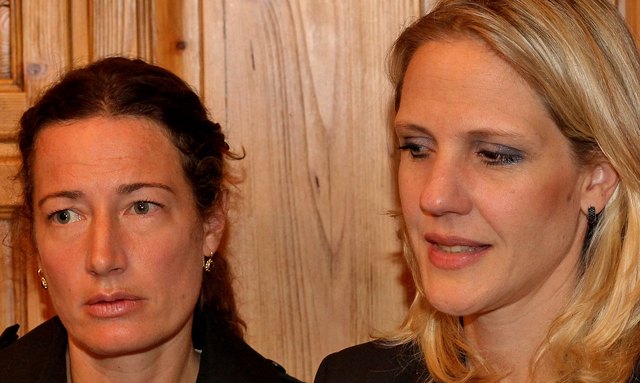 Mutter Dominique Ruggaber mit der Internationalen Familienrechtsexpertin Anwältin Britta Schönhart | Foto: M. Loinig