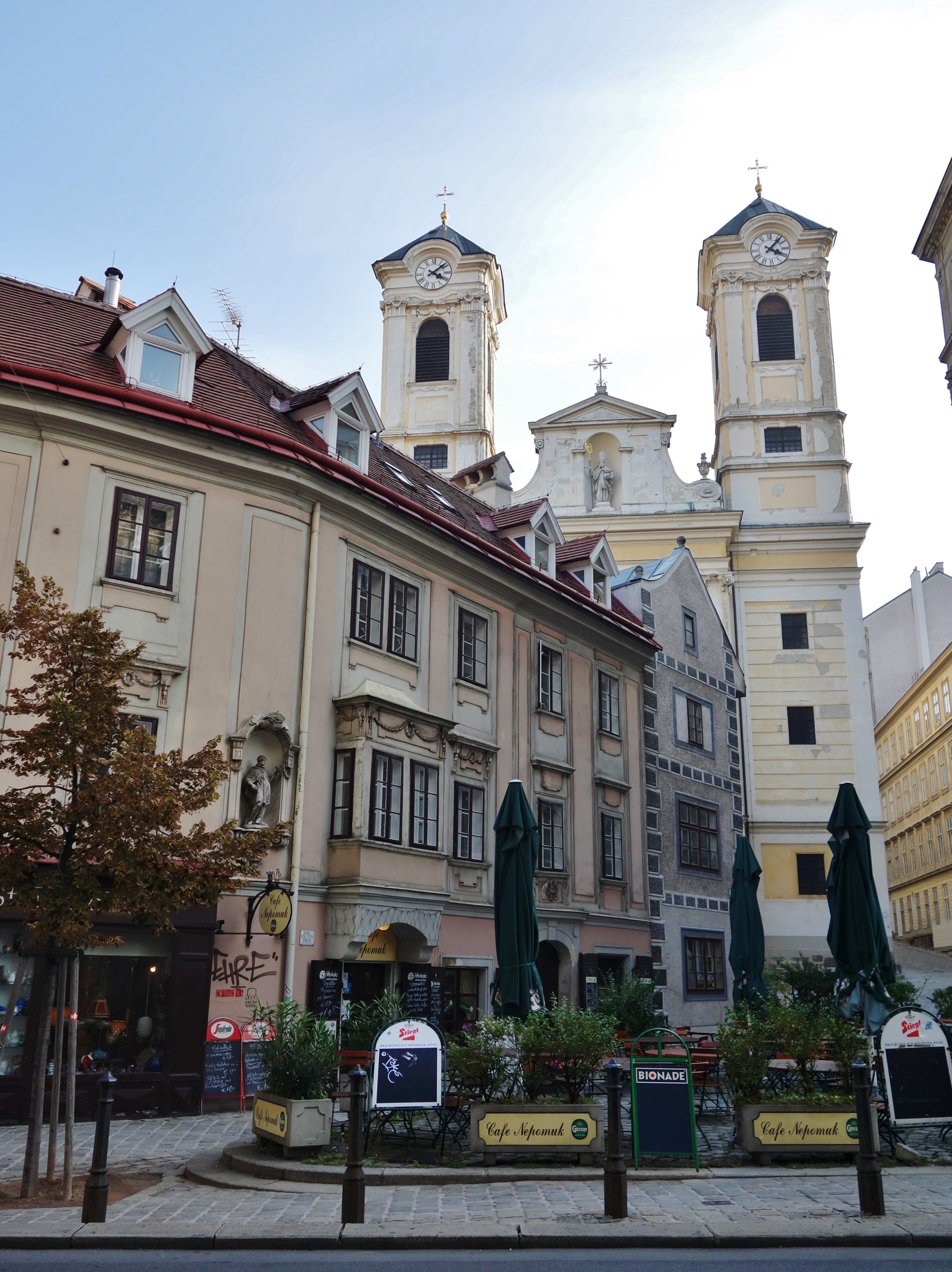 Ulrichsplatz mit Ulrichskirche ein altes Stück Wien Neubau