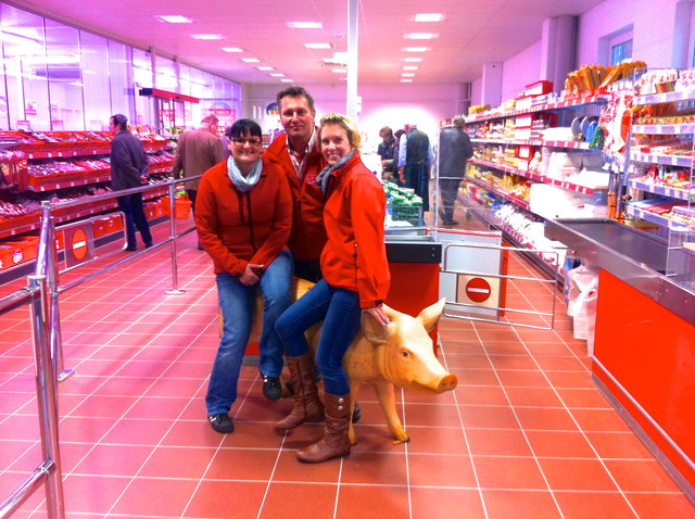 In der Mitte Marktleiter Ferdinand Maier links von ihm seine Mitarbeiterin Sandra Mayer und rechts von ihm seine Mitarbeiterin Nicole Höninger