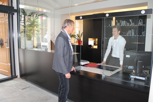 Am neuen Info-Point spricht Verwaltungsdirektor Gerald Friedl mit Lehrling Raphael Markoutz