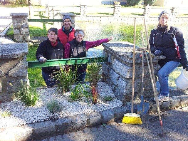 Michaela Schöfmann organisierte die Neubepflanzung der Schwemm-Rabatte durch den Verschönerungsverein. Birgit und Michael Staribacher sowie Renate Pressl
halfen mit. | Foto: Foto: Staribacher