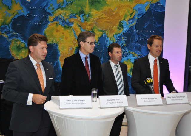 Im Bild von links nach rechts: Georg Staudinger Brand Director Land Rover Austria, Hansjörg Mayr Geschäftsführer Hyundai Austria, Hannes Brandacher Betriebsleiter Autowelt Unterberger Strass und Mag Dieter Unterberger, geschäftsf.Gesellschafter Unterberger Automobile