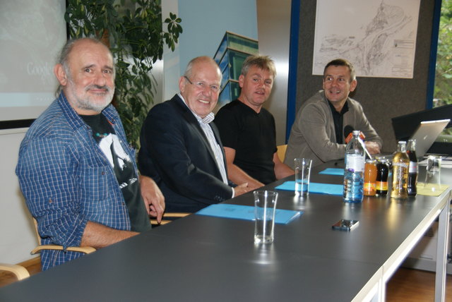 IT-Experte Hermann Hammerl, Unternehmer Heinz Huber, Bgm. Peter Rauchegger und LWL-Experte Walter Handle (v. l.).