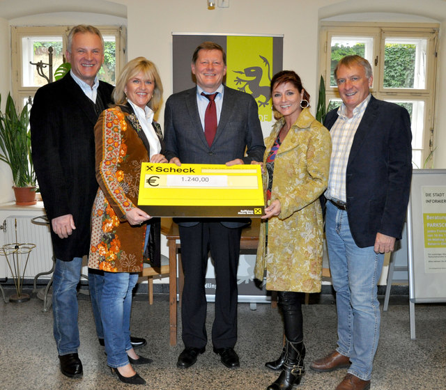 Franz Leeb, Petra Glatzl (v.l.), Ernst Glatzl und Regina Hebein (v.r.) übergaben Sozialamtsleiter Martin Czeiner den Erlös des Schuril Weiß-Gedenkkonzertes. | Foto: Helga Schlechta