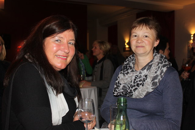 Christine Kröll und Petra Hasiber waren in der Pause an der Bar anzutreffen.