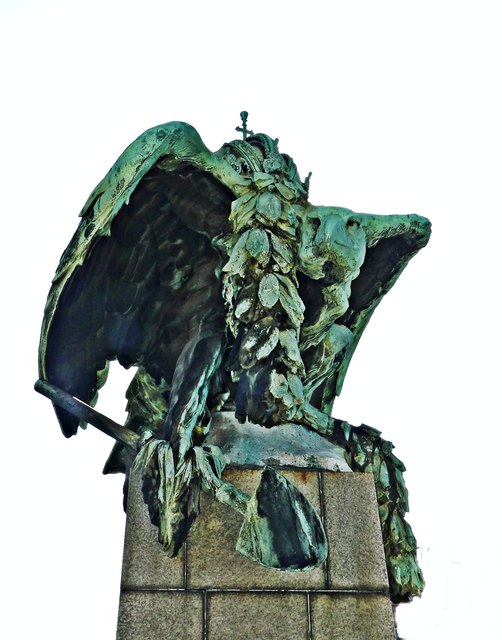 Kaiserkrone tragender Bronzeadler, gestaltet von Arthur Straser auf der Kennedybrücke