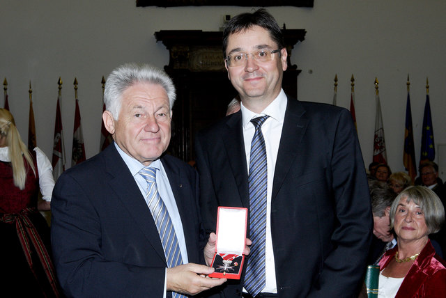 Landeshauptmann Josef Pühringer (li.) zeichnet Reinhard Schwarz aus. | Foto: Land OÖ