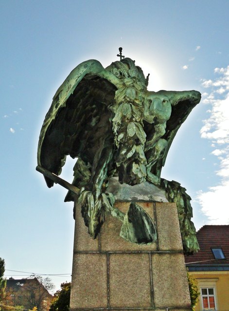 Kaiserkrone tragender Bronzeadler, gestaltet von Arthur Straser auf der Kennedybrücke