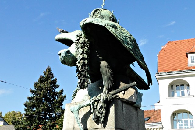 Nicht nur die Kaiserkrone auch eine Taube trägt der Bronzeadler