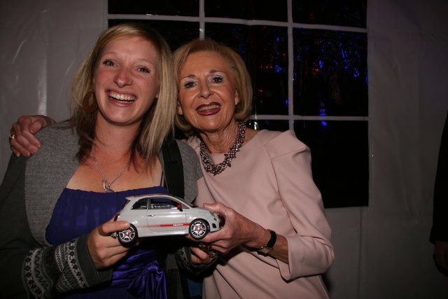 Doris Daum-Hörtnagl mit Barbara Rudig, die beim Preisauschreiben den Hauptpreis, einen Fiat 500, gewann.