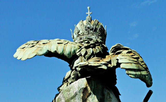 Kaiserkrone tragender Bronzeadler, gestaltet von Arthur Straser auf der Kennedybrücke