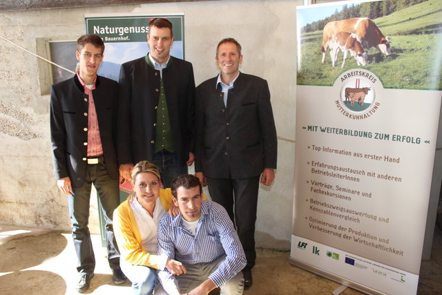 Ch. Ruetz (AK Mutterkuh), M. Wurzrainer (GF Tir. Viehm.) und H. Landmann (Obm. Tir. Vieherz.gem.) standen Rede und Antwort,Heidi und Christian Puelacher (unten) luden auf deren Hof