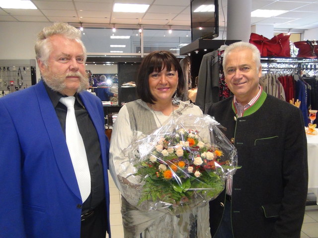 Blumen für Regina Zulus gab es zur Eröffnung auch von Bürgermeister Helmut Leitenberger. Im Bild mit Gatten Dr.h.c. Ing. Erich Zulus.