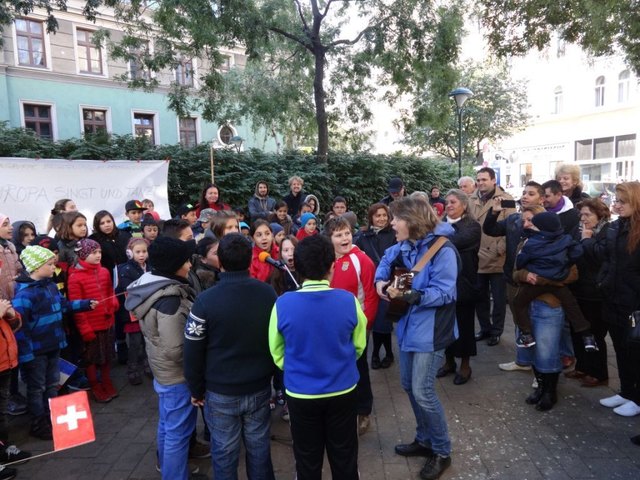 Im Freihausviertel: Die Schülerinnen und Schüler der Volksschule Schäffergasse sangen am Kühnplatz die Europahymne. | Foto: Muzler