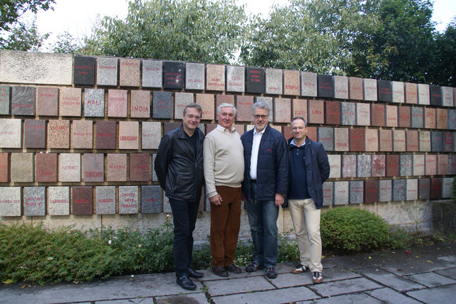 Die Vizepräsidenten Günter Mayr und Heinz Steinkellner, Präsident Walter Aichinger, Geschäftsleiter Erich Haneschläger beim Rot Kreuz-Denkmal in Solferino.