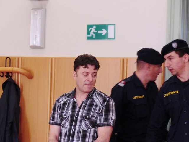 Der Angeklagte wurde von mehreren Polizisten in den Verhandlungssaal des Landgerichts St. Pölten geführt. | Foto: Ilse Probst
