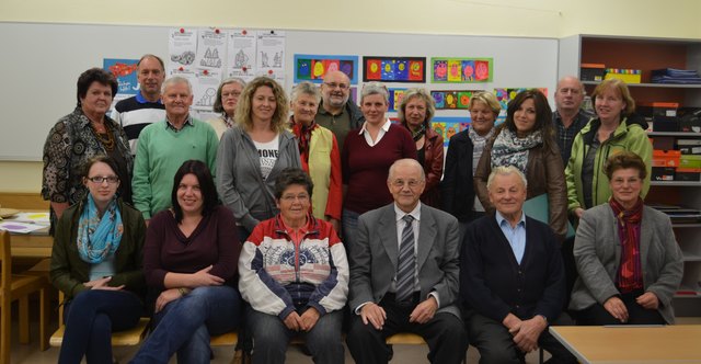 Die Teilnehmerinnen und Teilnehmer beim Kurrent-Schrift-Kurs in Aspach gemeinsam mit Organisator Georg Gurtner sen. (1. Reihe 2.v.r.) und Referent Kons. Ing. Stefan Ziekel (1. Reihe 3.v.r.)