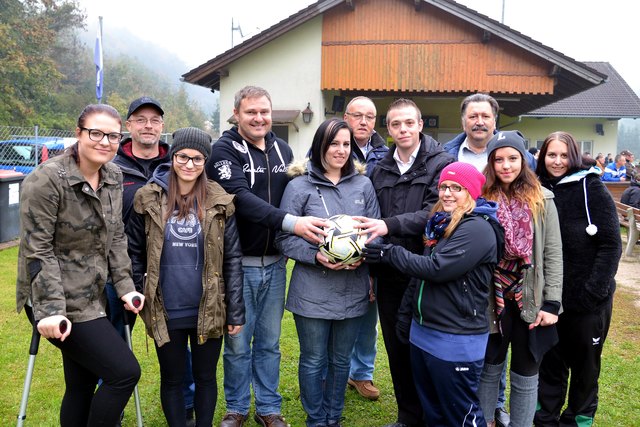 die Damenspielerinnen Victoria Cencic, Julia Znehalik, Obmann Stv. Christian Bernardyn, Obmann Andreas Forche, Sabrina Starnberger, Vzbgm. Hannes Hlavaty, Roman Starnberger(Gasthof zum Schreiber), GR Christian Sipl, und die Damenspielerinnen Simone Zaiser, Julia Eder und Jasmin Wolkenstein. Auf den anderen Fotos die Mannschaft des Tabellenführers SV-Gablitz mit Dressenspender Roman Starnberger | Foto: privat