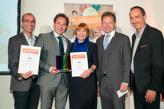 Gerald Pfeisinger (Croma), Martin Prinz (Croma), Chris Lohner (Goodwill Ambassador Licht für die Welt), Günter Benischek (Leiter Social Banking der Erste Bank) und Günther Lutschinger (Fundraising Verband Austria). | Foto: FVA/Schedl