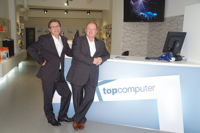 ©informativ.cc: Mag. Werner Friedrich (links) und Walter Pachl (rechts) freuen sich über die Eröffnung von topcomputer, dem IT-Fachgeschäft im ersten Bezirk.