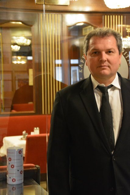 Gastronom Markus Mader vor dem mit einer Glastür abgetrennten Raucherbereich seines Lokals. | Foto: Dietl-Schuller