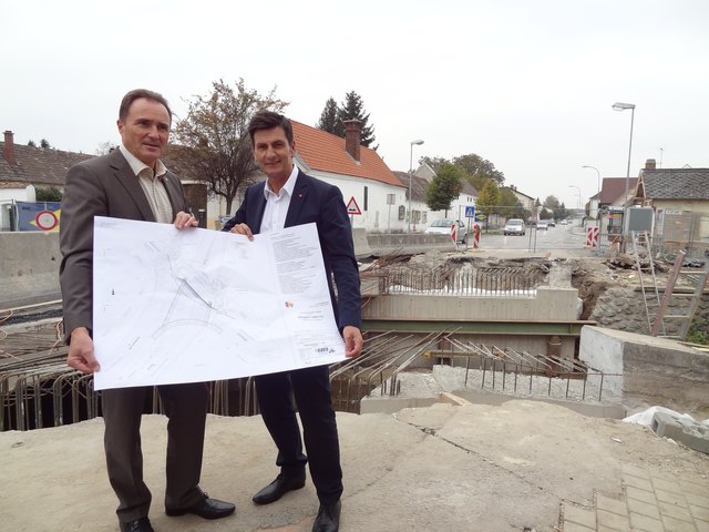 Straßenbaureferent Landesrat Helmut Bieler und SPÖ-BPO KO Christian Illedits beim Lokalaugenschein in Zemendorf. | Foto: Privat