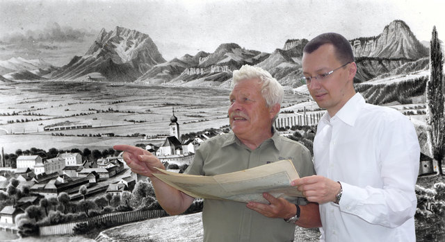 Josef Hasitschka und Martin Parth vor einer alten Ansicht des „Dorfes Liezen“. | Foto: KK