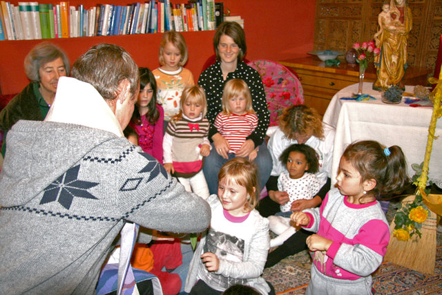 Herr Pfarrer Bernhard Preiß bei der feierlichen Einweihung des Sprach-Spielgartens. | Foto: kk