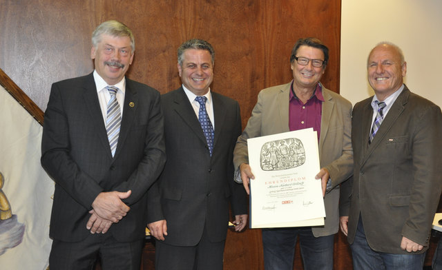 Bundesinnungsmeister Manfred Judex, Tapezierer-Landesinnungsmeister Markus
Berger, Norbert Gritsch und Spartenobmann KommR Georg Steixner (v. l.).
