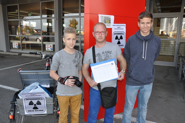 Sammeln eifrig Unterschriften gegen die Errichtung des Atommüllendlagers – Kilian Neigenfind, Mario Batoha und Oliver Graf. | Foto: Bunzl