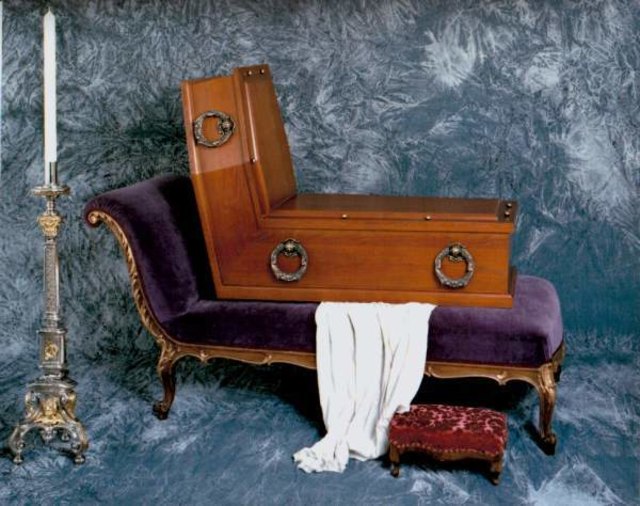 Der Sitzsarg ist ein Unikat. Die Sargerzeugung Atzgersdorf hat ihn für das Bestattungsmuseum der Bestattung Wien produziert. Inspiriert wurde das Stück von einem Gemälde des surrealistischen Malers René Magritte (1898 - 1967). | Foto: Bestattung und Friedhöfe GmbH