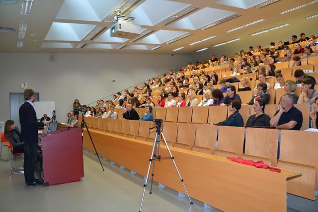 Christian Felber im Hörsaal vor Studierenden, MitarbeiterInnen und Gästen.