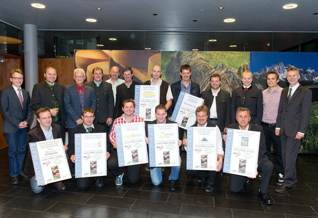 Josef Geisler und Wendelin Juen gratulieren den 11 ausgezeichneten Tiroler Kleinsennereien zur Zertifizierung mit dem Qualitätsstandard FSSC 22000. | Foto: AMTirol