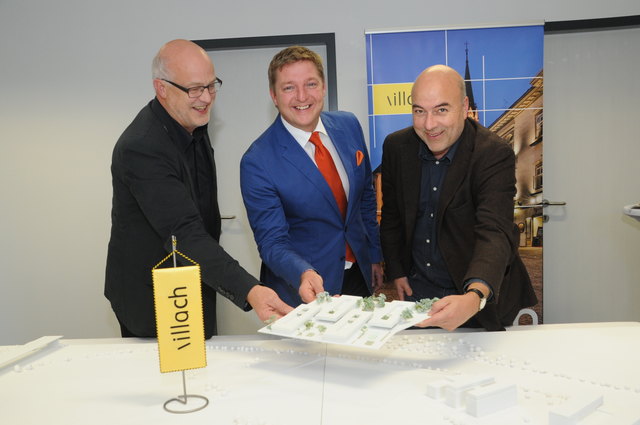 Hans Schönegger, Vizebürgermeister Günther Albel und Architekt Dipl.-Ing. Much Untertrifaller präsentieren das Siegerprojekt. | Foto: (Stadt Villach/Willi Zore)