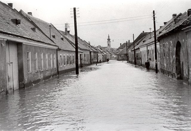 Hochwasser in der Oberlaaer Straße vor der Einmündung der Laaerberg Straße (Mai 1951). | Foto: Bezirksmuseum Favoriten