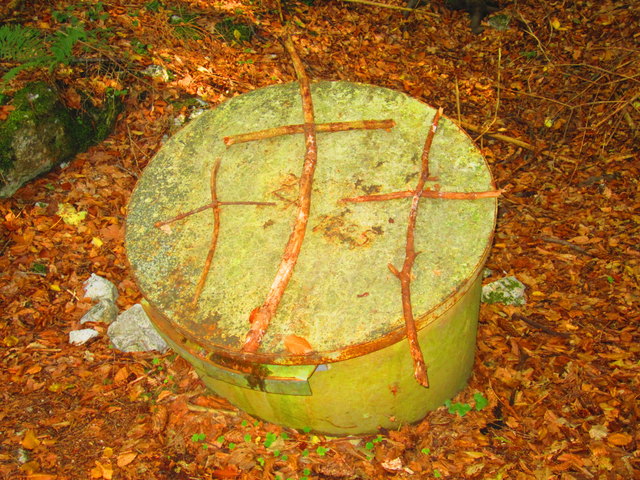 Die Durezza Schachthöhle. Man fand darin die Überreste von etwa 138 Menschen. Es war vermutlich keine Opferstätte, sondern ein Friedhof. Sie wurde 1996 nach der archäologischen Untersuchung mit einem Deckel und einem Betonrohr verschlossen.