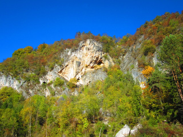Der Tscheltschnigkogel, auch Kadischen genannt, war bereits in der Kupferzeit (4.ooo v. Chr.) besiedelt. Im unteren Bereich befindet sich das Eggerloch.