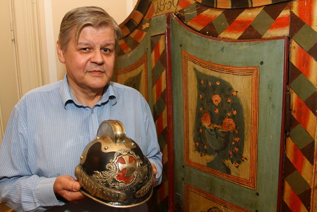 Museumsleiter Robert Ulbricht mit einem historischen Feuerwehrhelm, der bei dem jüngsten Einbruch beschädigt wurde.