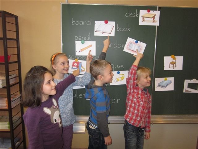 Die Kinder lernen in der Schulgasse spielerisch Englisch im Schulalltag. | Foto: Foto: privat