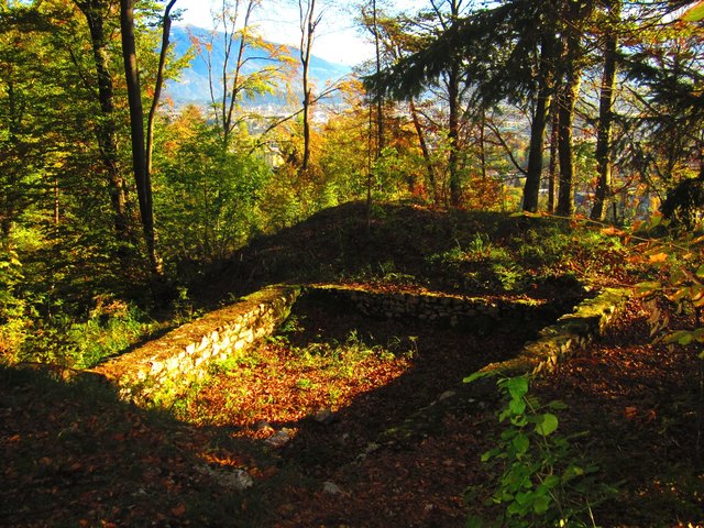 Mauerreste eines Wehrturmes, im Hintergrund die Innenstadt von Villach