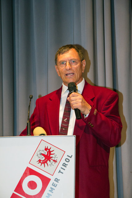 Mag. Winfried Haid begrüßt als Sektionsobmann für Fotografie die Besucher. | Foto: Dr. Wilfried Siegele