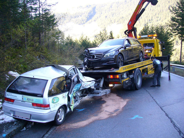 An beiden Fahrzeugen enstand erheblicher Sachschaden. | Foto: ZOOM-TIROL