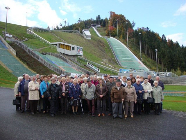 Die Senioren aus Peilstein vor der Schanze in Hinzenbach. | Foto: Foto: Walter Pfleger