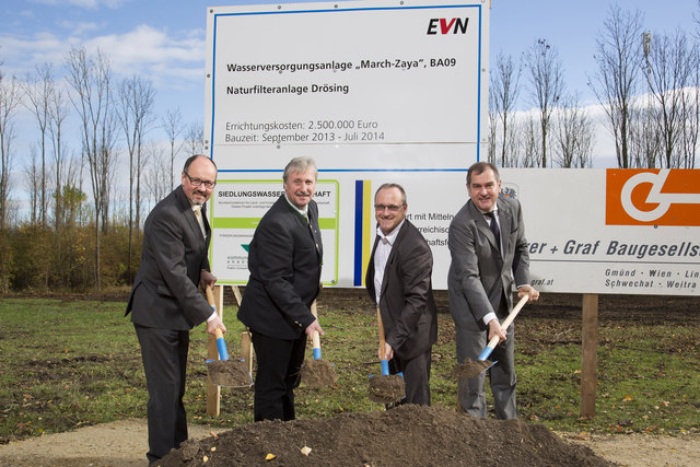 EVN Wasser Geschäftsführer Mag. Raimund Paschinger, Bundesrat Gerhard Schödinger, Bürgermeister von Drösing Josef Kohl und EVN Wasser Geschäftsführer Dipl. Ing. Franz Dinhobl beim Spatenstich für die Naturfilteranlage in Drösing. | Foto: EVN/Rumpler