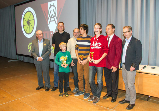 Preisverteilung Jugendmannschaftswertungen: in allen Sparten (FB, SW, FOTO pur und Kombination) errangen der Kamera Klub Landeck 4x Gold, FC Imst 4x Silber und FC ÖGB Kufstein 4x Bronze. Das jeweils beste Jugendmitglied der Mannschaft wurde mit dem jeweiligen Obmann auf die Bühne gerufen. Von links nach rechts: Ing. G. Kramarcsik, Johannes und Daniel Franke, Andreas Kuen und Florian Ögg, Johannes Härting und Mag. W. Haid mit bgmst. Dr. W. Jörg. | Foto: Dr. Wilfried Siegele