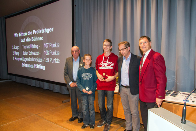 Der KKL präsentierte sich einleitend mit einer Tonbildschau von der Jugendklubmeisterschaft. Vor dem Start dieser Show wurden die Preisträger auf die Bühne gebeten. Luca Gebhart war leider verhindert. Im Bild ist Johannes Härting als Jugendklubmeister mit seinem jüngeren Bruder Thomas. Links Ing. Günter Kramarcsik und rechts Bgmst. Dr. Wolfgang Jörg und KKL- Fotosektionsobmann Mag. Winfried Haid. | Foto: Dr. Wilfried Siegele