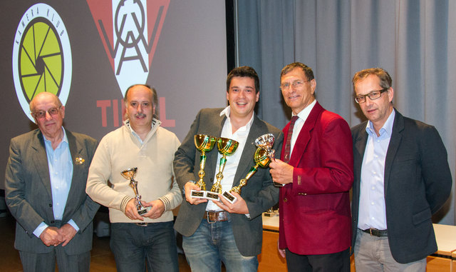 Siegerehrung in der Vereinswertung der Sparte "FOTO pur" von links nach rechts: VÖAV- LV Präsident Ing. Günter Kramarcsik, FC Imst (Andreas Kuen - 3. Rang), FK Hall i.T. (Klaus Maislinger - 2. Rang), Kamera Klub Landeck (Mag. Winfried Haid - 1. Rang) und Bürgermeister Dr. Wolfgang Jörg. | Foto: Dr. Wilfried Siegele