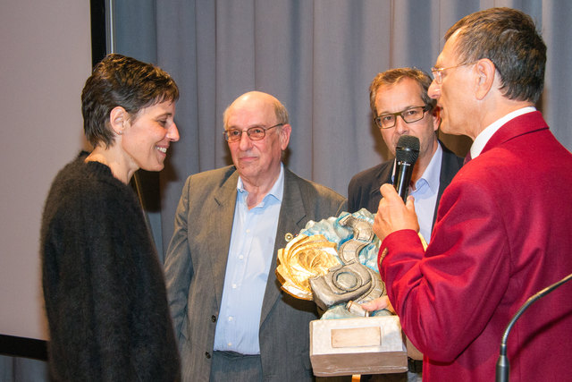 Mag. Ing. Martina Matuella wurde mit ihren Fotos, welche sie auch bei der LM 2013 eingereicht hat Klubmeisterin 2013. Sie erhielt die vom Landecker Mitglied und Klubkollege Franz Vogt geschnitzte Wandertrophäe. Sobald man 3x mal Klubmeister wurde, darf man diese Trophäe behalten. Bisher gelang diese nur Andreas Gfall. Ing. G. Kramarcsik wies darauf hin, dass erneut der Beweis erbracht wurde, dass auch die Klubmeisterschaft ein hohes Niveau hat, denn viele Fotos der KM konnten sich auch in der LM behaupten. | Foto: Dr. Wilfried Siegele