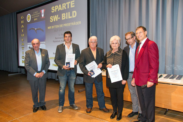Siegerehrung in der Sparte SW- Bild von links nach rechts: VÖAV- LV Präsident Ing. Günter Kramarcsik, Obm. FK Hall i.T. Klaus Maislinger (stellvertretend für Klubkollege Reinhard Weber - 3. Rang), Ehepaar Hugo (2. Rang) und Thea (1. Rang) Schöpf mit Bgmst. Dr. Wolfgang Jörg und KKL- Fotosektionsobmann Mag. Winfried Haid. | Foto: Dr. Wilfried Siegele