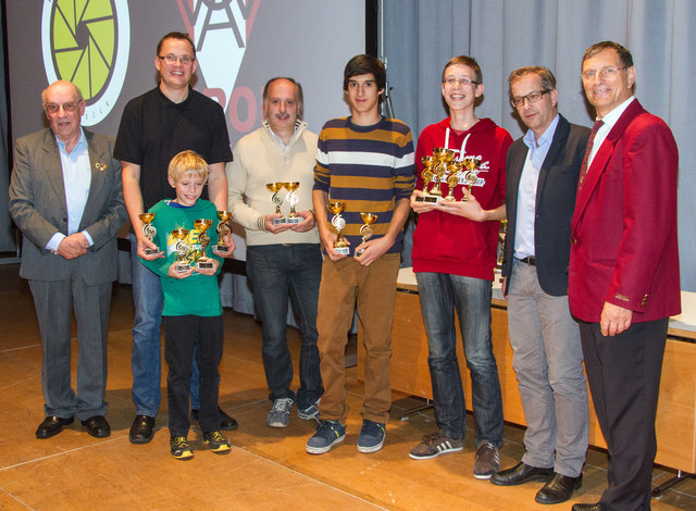 Die siegreichen Jugendmannschaften mit deren insgesamt 4 Trophäen. FC ÖGB Kufstein 4x Bronze, FC Imst 4x Silber und Kamera Klub Landeck 4x Gold. | Foto: Dr. Wilfried Siegele